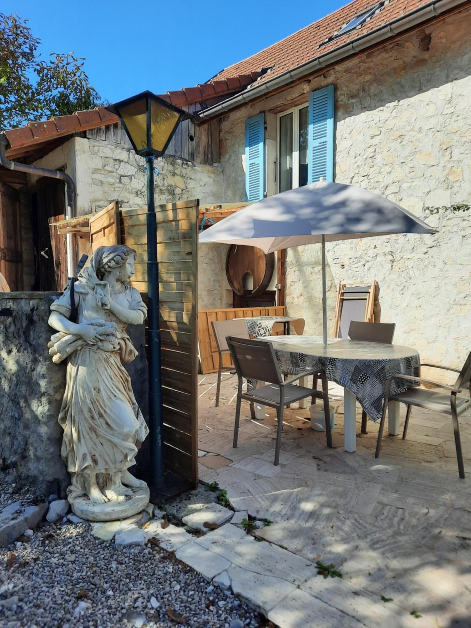 Gite Des 2 Lions Murs-et-Gelignieux Exterior photo